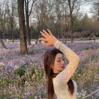 人美还是花美